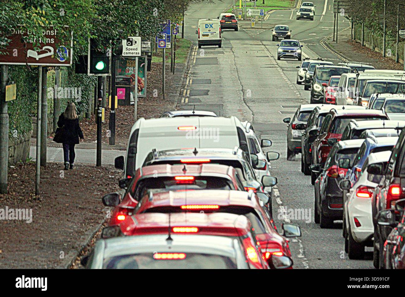 Glasgow, Scozia, Regno Unito. 14 novembre 2025. Meteo nel Regno Unito: Cloudyin, l'estremità occidentale della città, sulla grande strada occidentale e sulla A82, con la promessa di qualcosa di più in arrivo. Credit Gerard Ferry/Alamy Live News Foto Stock
