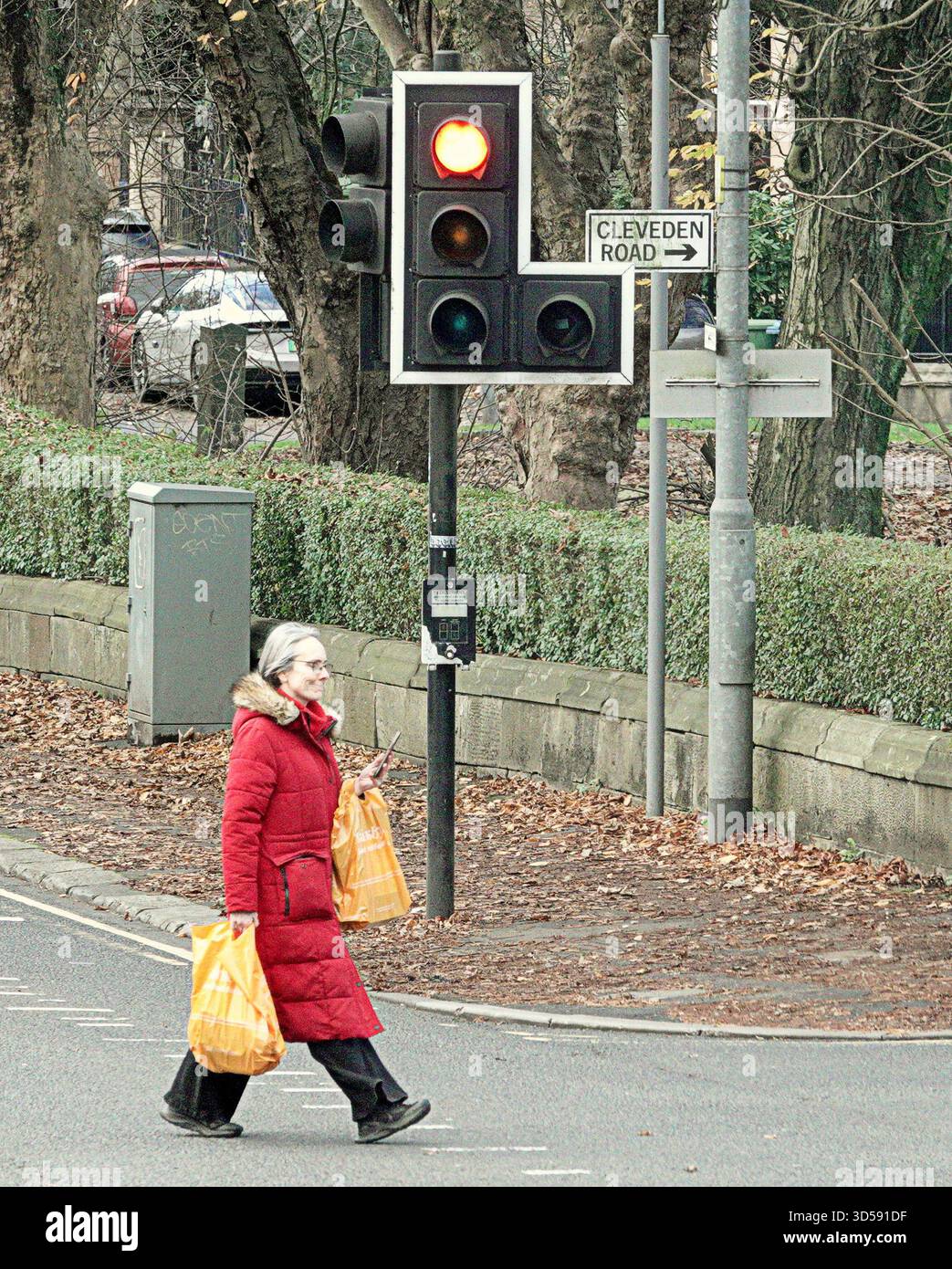 Glasgow, Scozia, Regno Unito. 14 novembre 2025. Meteo nel Regno Unito: Cloudyin, l'estremità occidentale della città, sulla grande strada occidentale e sulla A82, con la promessa di qualcosa di più in arrivo. Credit Gerard Ferry/Alamy Live News Foto Stock