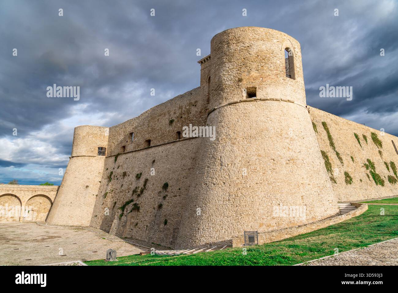 Torri rotonde restaurate del castello aragonese di Ortona sopra il mare Adriatico Foto Stock
