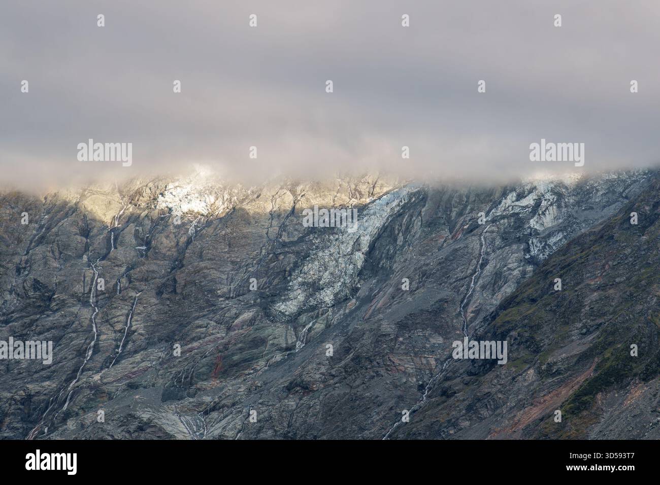 I Sealy Tarns con copertura nuvolosa e sole. Foto Stock