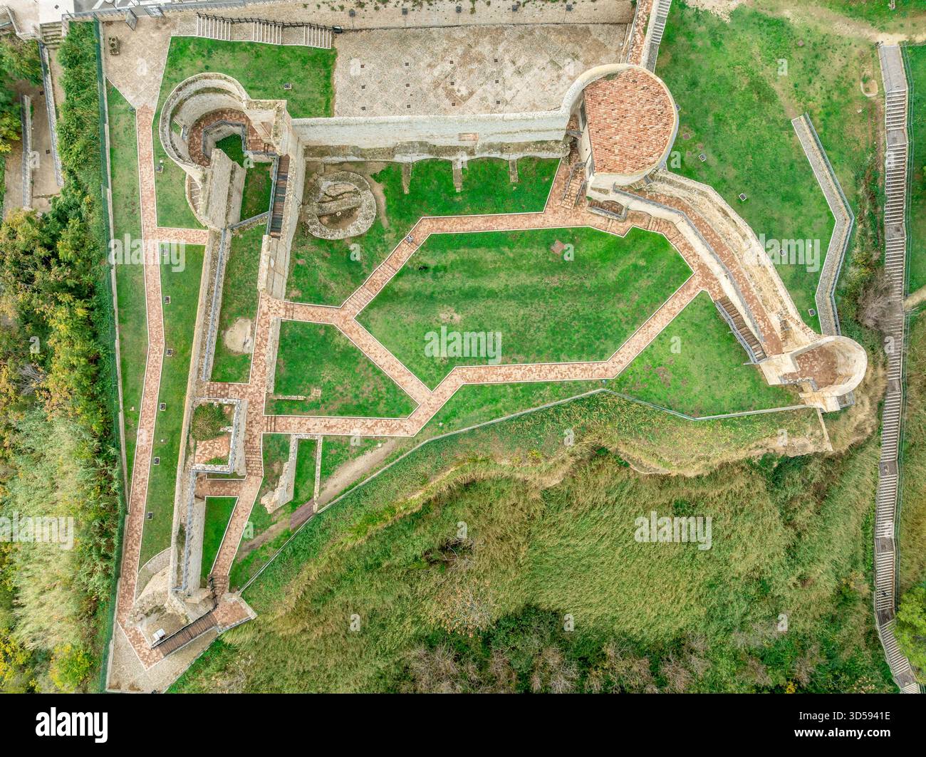 Vista aerea dall'alto verso il basso del castello di Ortona con torri rotonde sul mare Adriatico in Italia Foto Stock