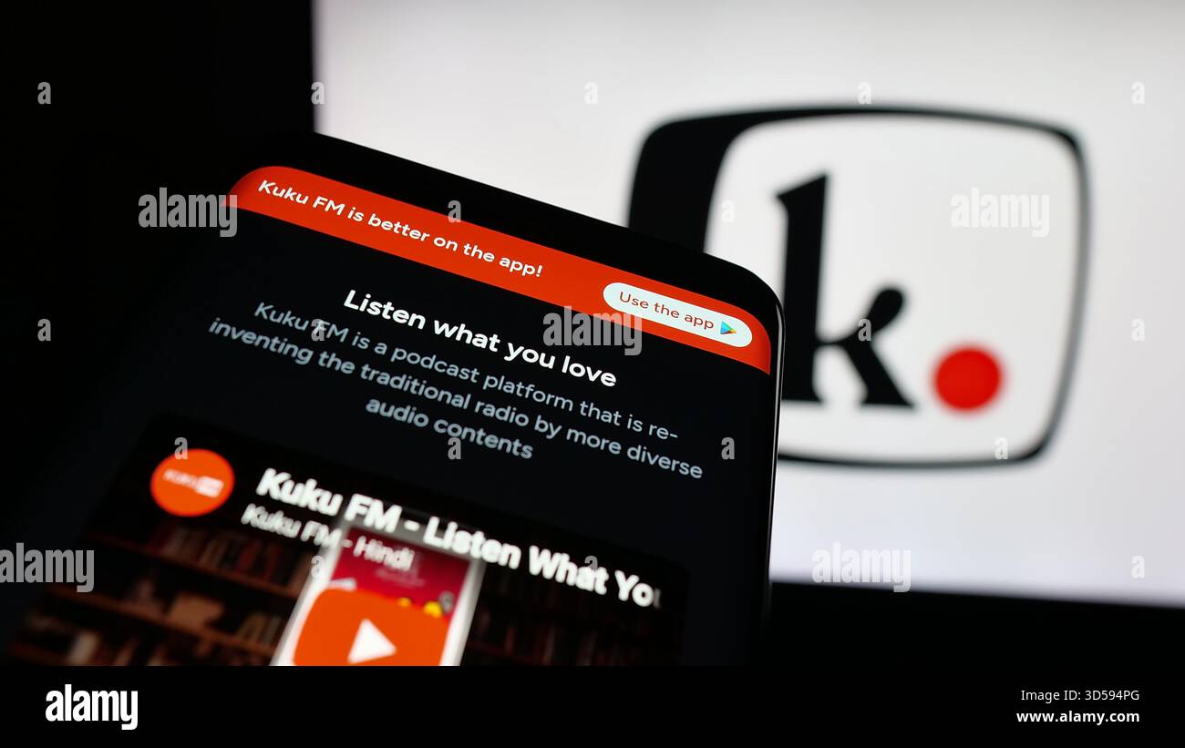 Stoccarda, Germania - 11-03-2025: Telefono cellulare con sito web della società indiana di piattaforma Kuku FM (kukufm.com) sullo schermo davanti al logo. Concentrati sulla parte superiore Foto Stock