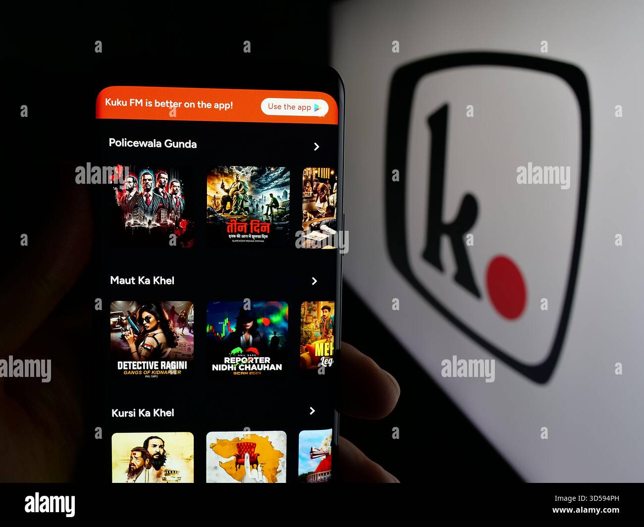 Stoccarda, Germania - 11-03-2025: Persona che possiede uno smartphone con pagina web della società di piattaforme indiana Kuku FM (kukufm.com) sullo schermo davanti al logo. F Foto Stock