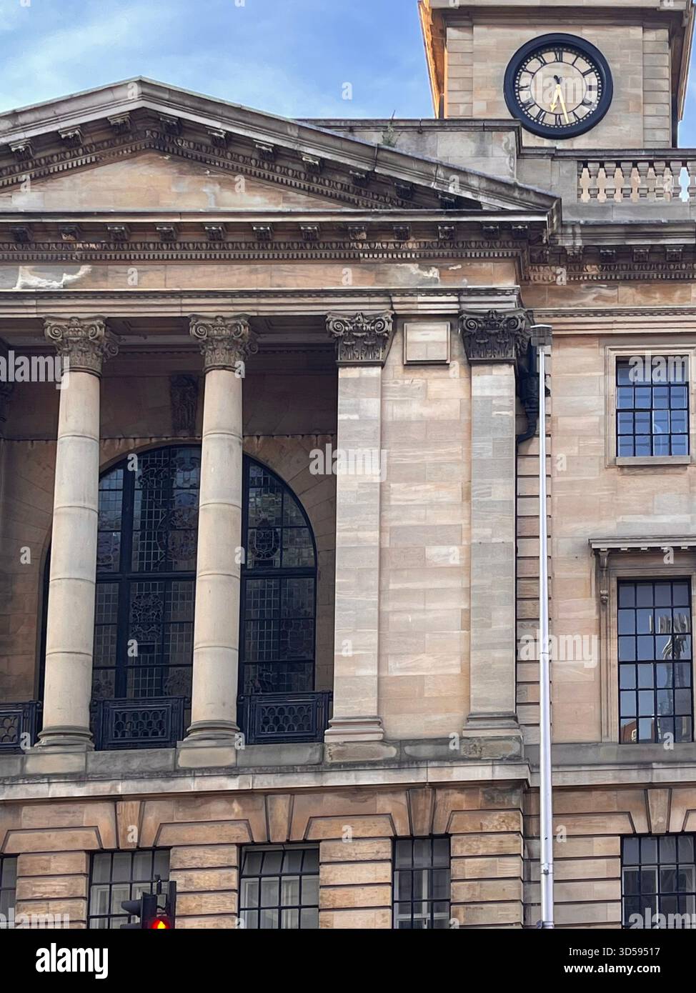 Un suggestivo edificio neoclassico a Hull, Inghilterra, caratterizzato da alte colonne in pietra e un orologio montato sopra la facciata. L'architettura riflette il ci Foto Stock
