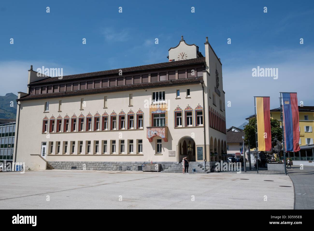 Il municipio di Vaduz, in tedesco il Rathaus. Vaduz è la capitale del Principato del Liechtenstein. Il Liechtenstein è uno dei paesi più piccoli del mondo, con una superficie di circa 160 chilometri quadrati e una popolazione di circa 41000 abitanti. Il Liechtenstein è una monarchia guidata dal principe del Liechtenstein Hans-Adam II, mentre il suo figlio maggiore Alois, principe ereditario del Liechtenstein agisce come reggente. Foto Stock