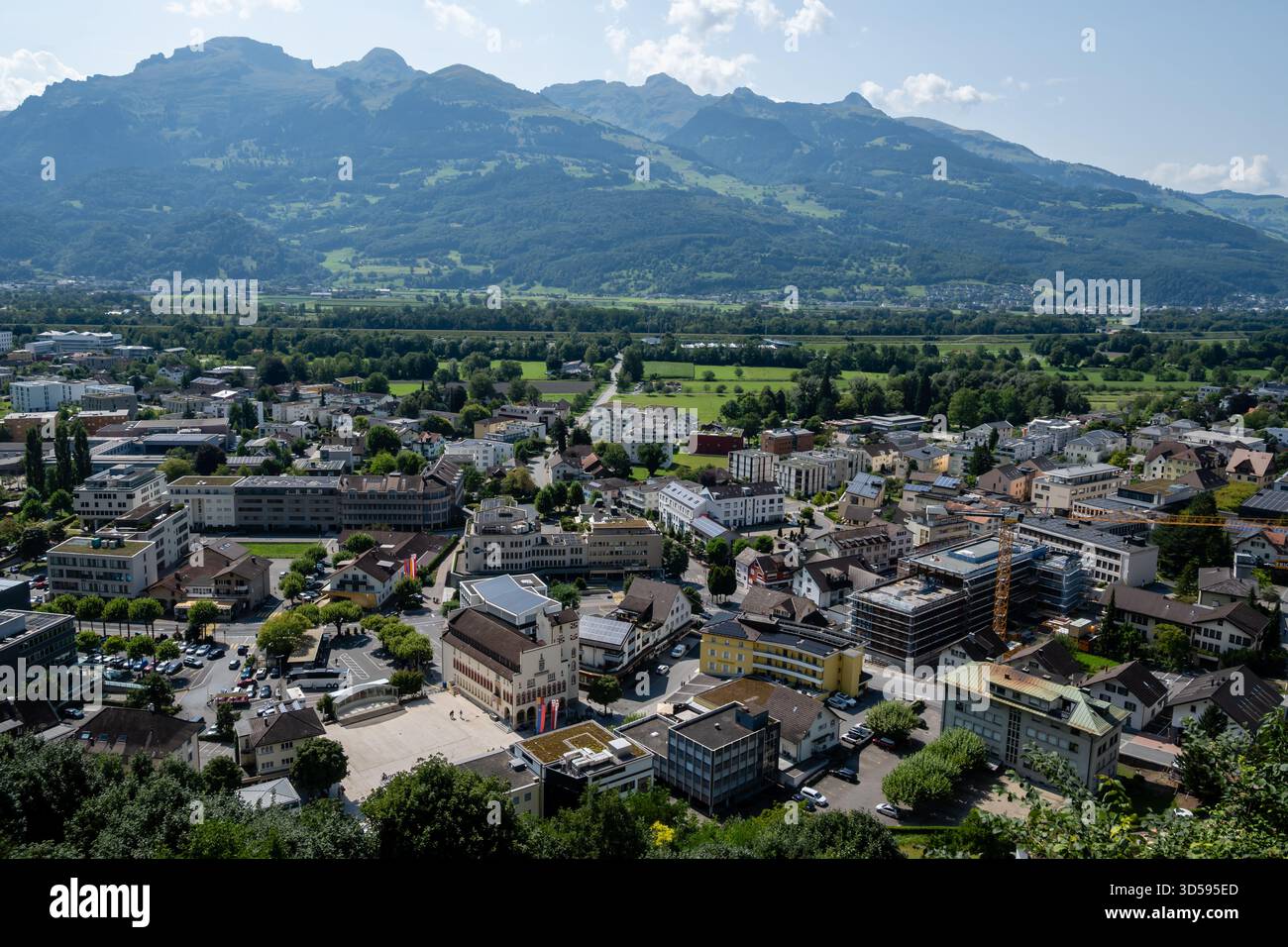 Vista generale di Vaduz dalla collina con la catena montuosa delle Alpi sullo sfondo. Vaduz è la capitale del Principato del Liechtenstein. Il Liechtenstein è uno dei paesi più piccoli del mondo, con una superficie di circa 160 chilometri quadrati e una popolazione di circa 41000 abitanti. Il Liechtenstein è una monarchia guidata dal principe del Liechtenstein Hans-Adam II, mentre il suo figlio maggiore Alois, principe ereditario del Liechtenstein agisce come reggente. Foto Stock