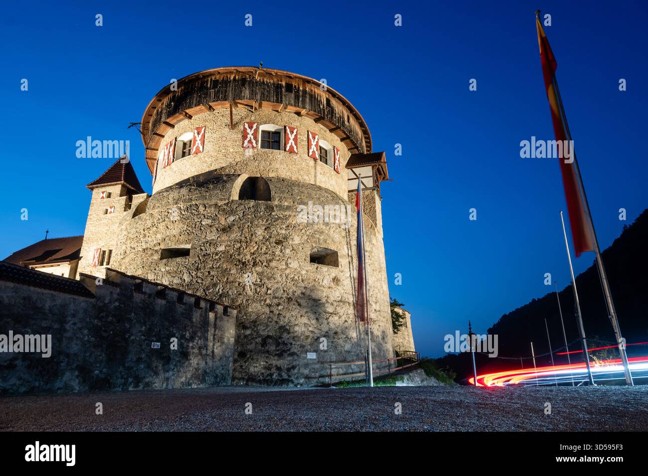 Castello di Vaduz illuminato, nel castello tedesco di Vaduz, residenza ufficiale del principe del Liechtenstein visto al crepuscolo. Vaduz è la capitale del Principato del Liechtenstein. Il Liechtenstein è uno dei paesi più piccoli del mondo, con una superficie di circa 160 chilometri quadrati e una popolazione di circa 41000 abitanti. Il Liechtenstein è una monarchia guidata dal principe del Liechtenstein Hans-Adam II, mentre il suo figlio maggiore Alois, principe ereditario del Liechtenstein agisce come reggente. Foto Stock