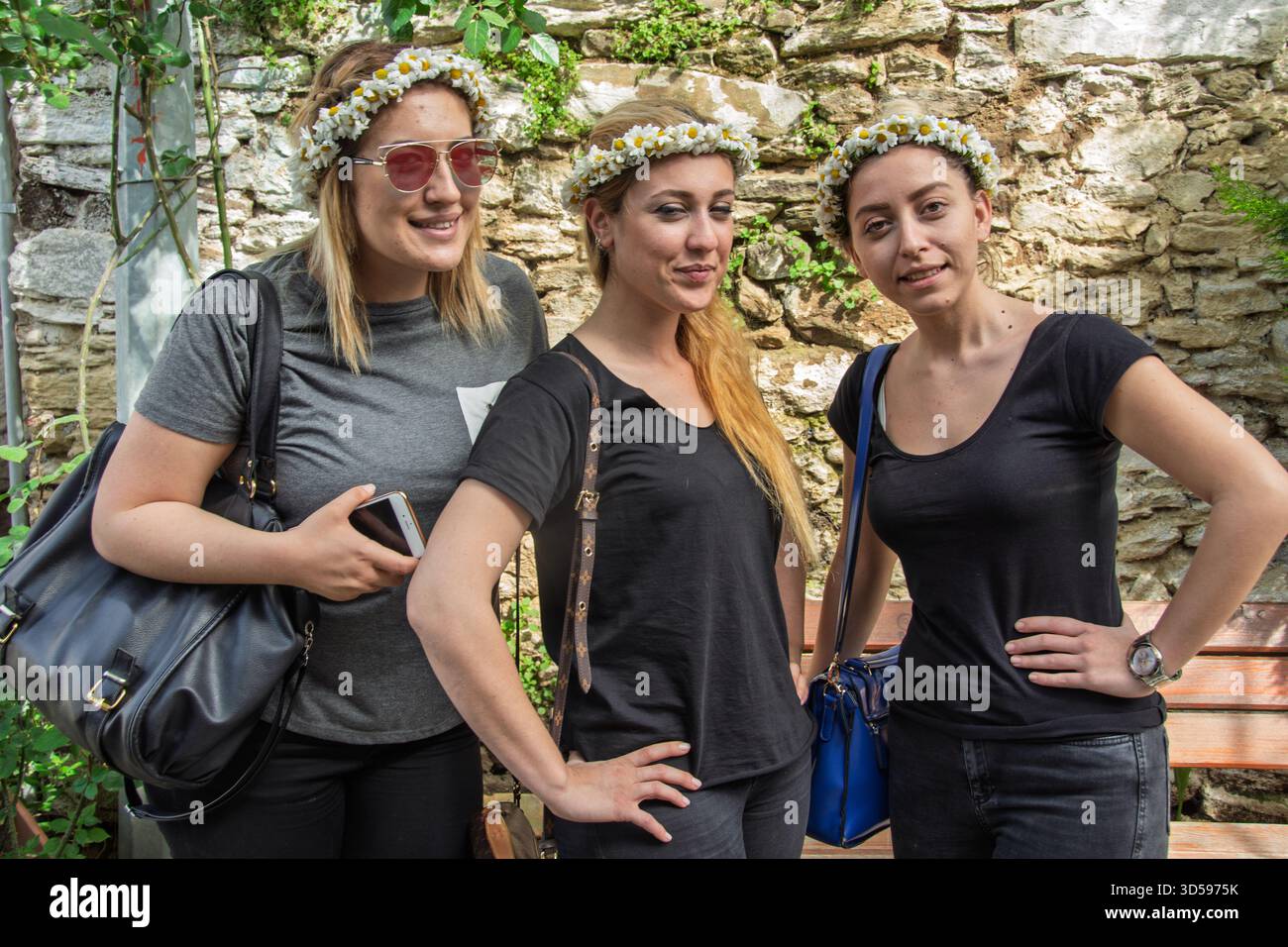 Volti di Turkiye (Turchia): Tre giovani donne moderne con copricapo floreale Foto Stock