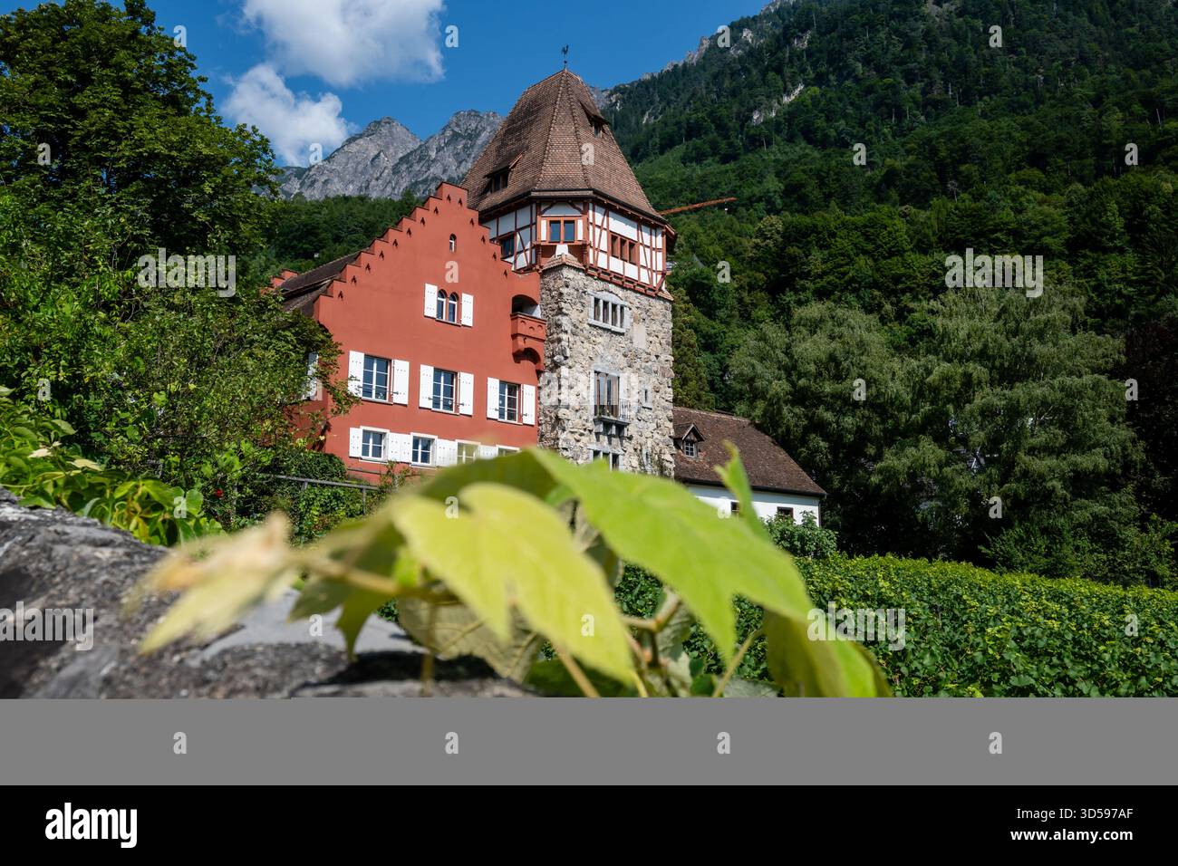 16 agosto 2025, Vaduz, Liechtenstein: La Casa Rossa, in tedesco Rotes Haus uno dei punti di riferimento storici di Vaduz. Vaduz è la capitale del Principato del Liechtenstein. Il Liechtenstein è uno dei paesi più piccoli del mondo, con una superficie di circa 160 chilometri quadrati e una popolazione di circa 41000 abitanti. Il Liechtenstein è una monarchia guidata dal principe del Liechtenstein Hans-Adam II, mentre il suo figlio maggiore Alois, principe ereditario del Liechtenstein agisce come reggente. (Immagine di credito: © Tomas Tkacik/SOPA Images via ZUMA Press Wire) SOLO PER USO EDITORIALE! Non per USO commerciale! Foto Stock