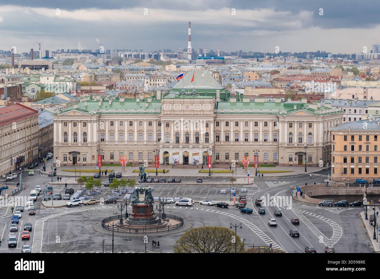14 maggio 2025, San Pietroburgo, Russia. Lo skyline di San Pietroburgo è caratterizzato da imponenti edifici storici e da una vivace attività di strada, sotto il nostro tetto Foto Stock