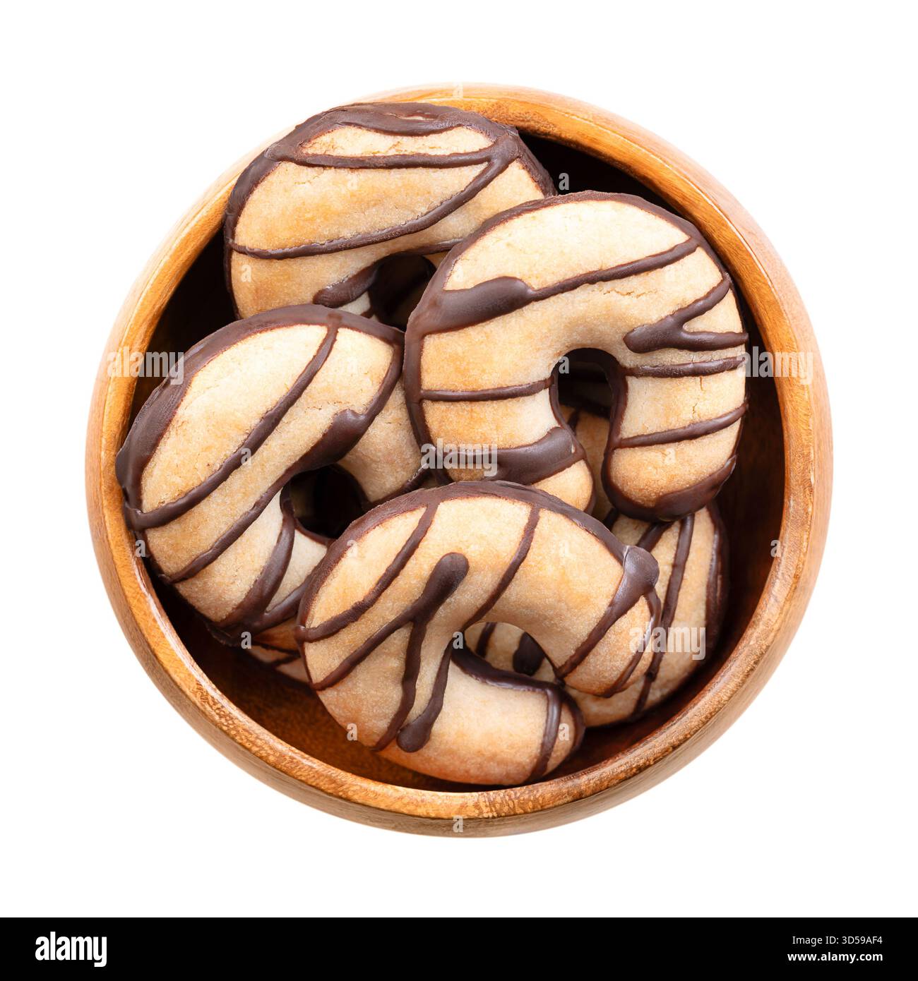 Biscotti di pasta frolla a forma di mezzaluna, in un recipiente di legno. Biscotti friabili, a base di burro, zucchero e farina. Foto Stock