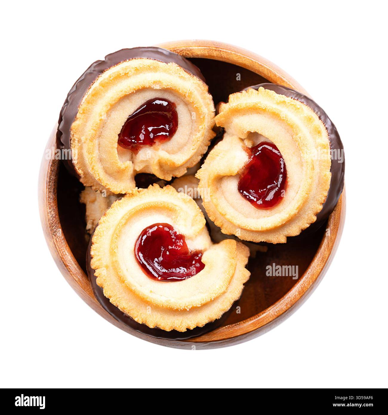Biscotti da tè ripieni di marmellata, biscotti di pasta frolla, in una ciotola di legno. Biscotti friabili, a base di burro, zucchero e farina. Foto Stock