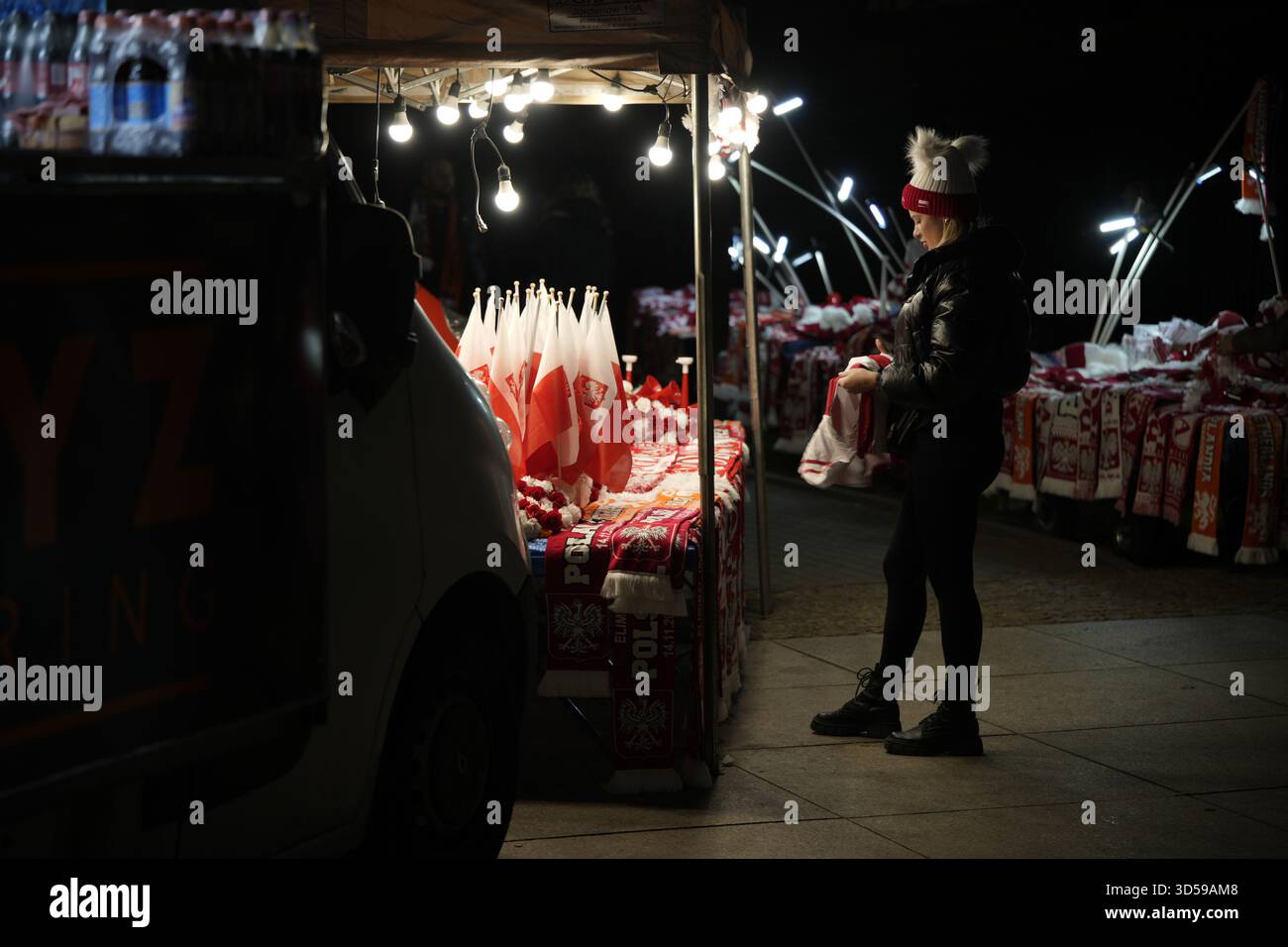 Varsavia, Polonia. 14 novembre 2025. I tifosi polacchi e olandesi sono stati visti allo stadio nazionale PGE di Varsavia, Polonia, il 14 novembre 2025, in vista della partita di qualificazione alla Coppa del mondo FIFA. (Foto di Jaap Arriens/Sipa USA) credito: SIPA USA/Alamy Live News Foto Stock