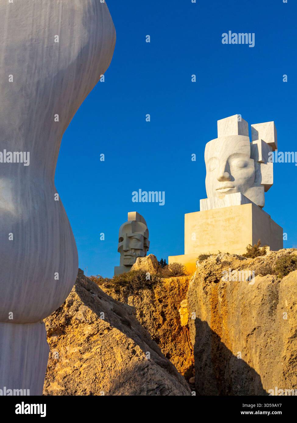 Sculture contemporanee in mostra all'Ayia Napa International Sculpture Park, una galleria d'arte all'aperto che si affaccia sul Mediterraneo nel sud di Cipro. Foto Stock