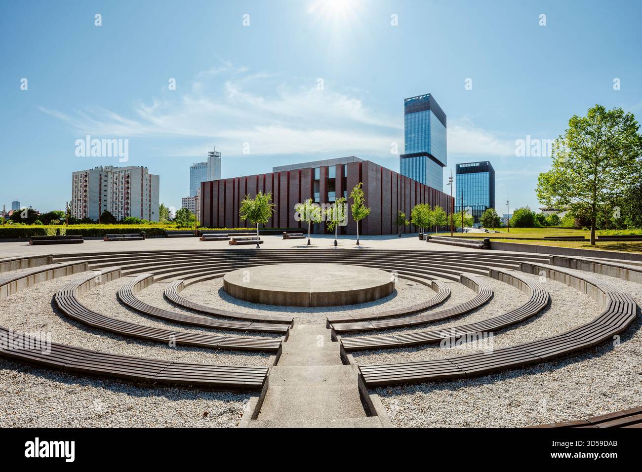 L'edificio della National Polish radio Symphony Orchestra (NOSPR) di Katowice, Polonia, è stato catturato in una giornata di sole con le moderne torri degli uffici .KTW visibili Foto Stock