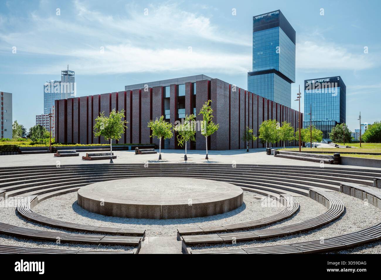 L'edificio della National Polish radio Symphony Orchestra (NOSPR) di Katowice, Polonia, è stato catturato in una giornata di sole con le moderne torri degli uffici .KTW visibili Foto Stock