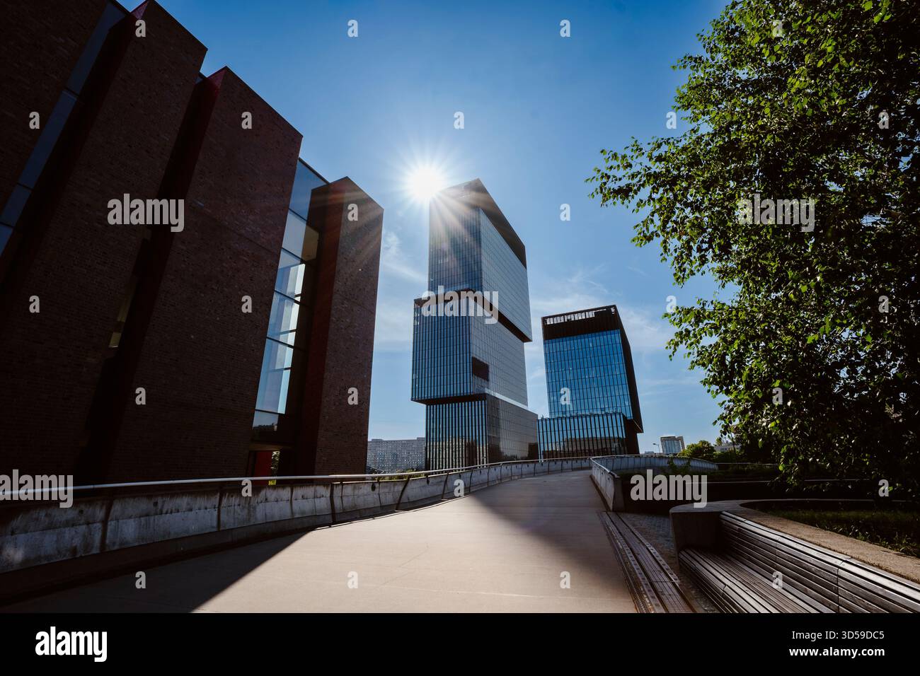 L'edificio della National Polish radio Symphony Orchestra (NOSPR) di Katowice, Polonia, è stato catturato in una giornata di sole con le moderne torri degli uffici .KTW visibili Foto Stock