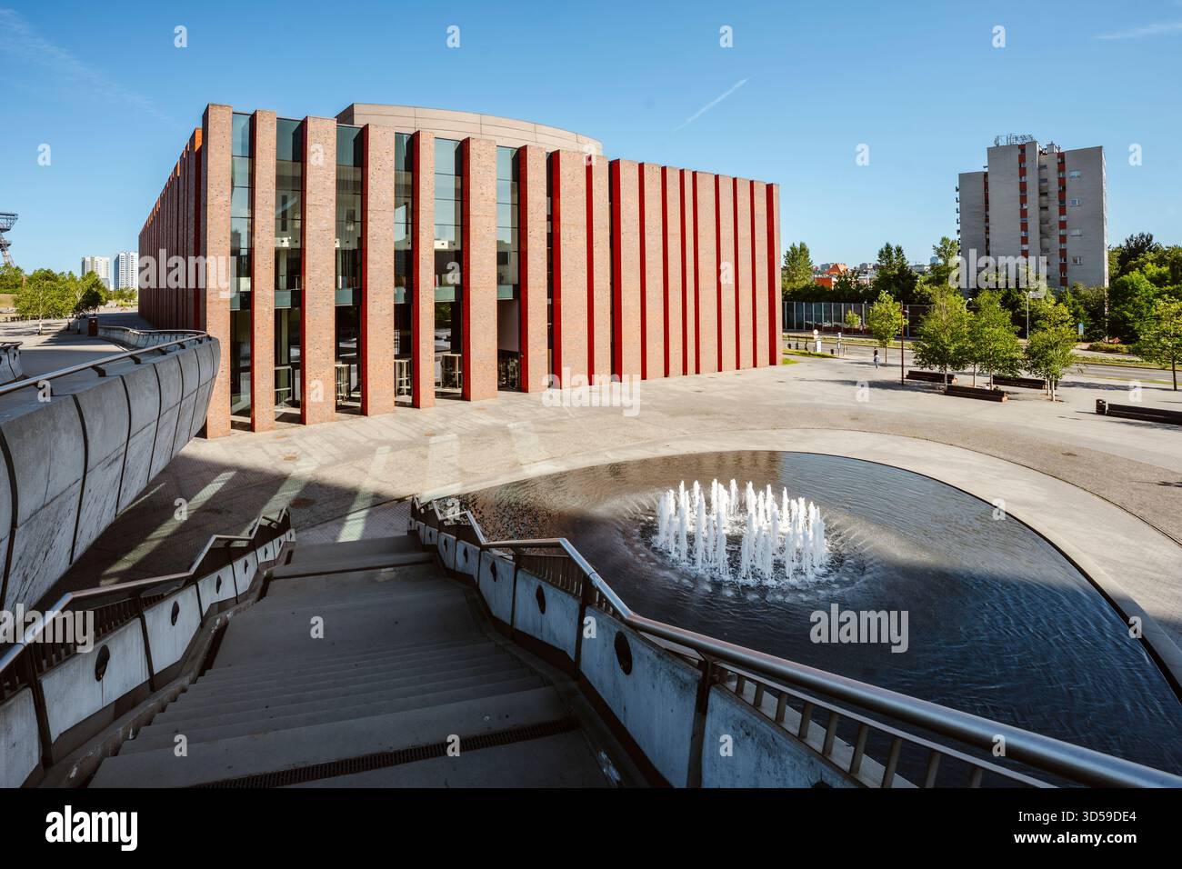 L'edificio della National Polish radio Symphony Orchestra (NOSPR) di Katowice, Polonia, è stato catturato in una giornata di sole con le moderne torri degli uffici .KTW visibili Foto Stock