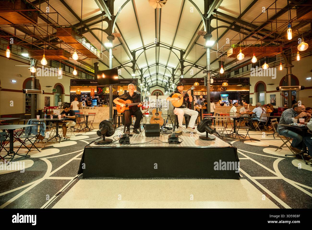 Loule, Algarve, Portogallo giugno 26, 2025: Esibizione di musica dal vivo al Loule Med Festival 2025. L'illuminazione calda e l'atmosfera festosa catturano l'ess Foto Stock