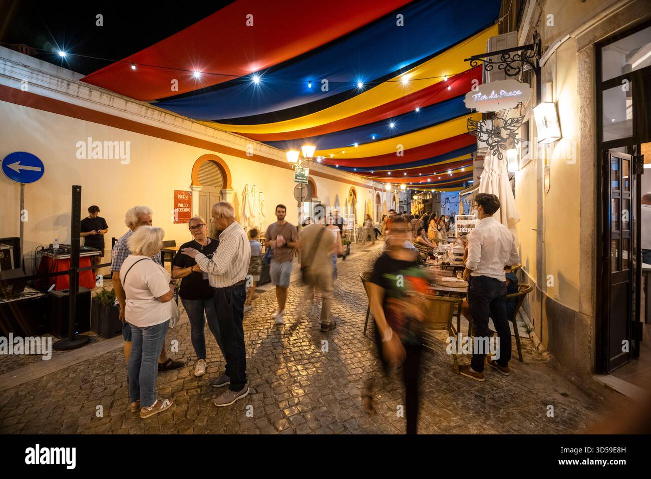 Loule, Algarve, Portogallo giugno 26, 2025: Esibizione di musica dal vivo al Loule Med Festival 2025. L'illuminazione calda e l'atmosfera festosa catturano l'ess Foto Stock