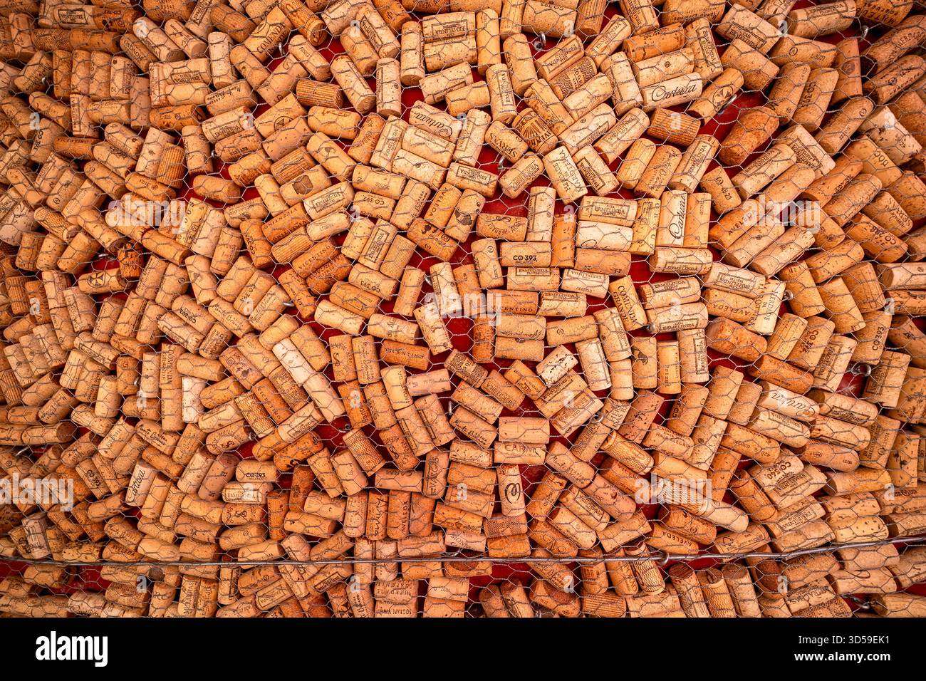 Parete decorativa in sughero di vino in un ristorante tradizionale a Vila Nova de Milfontes, Alentejo, Portogallo. Il design creativo aggiunge un rustico e au Foto Stock