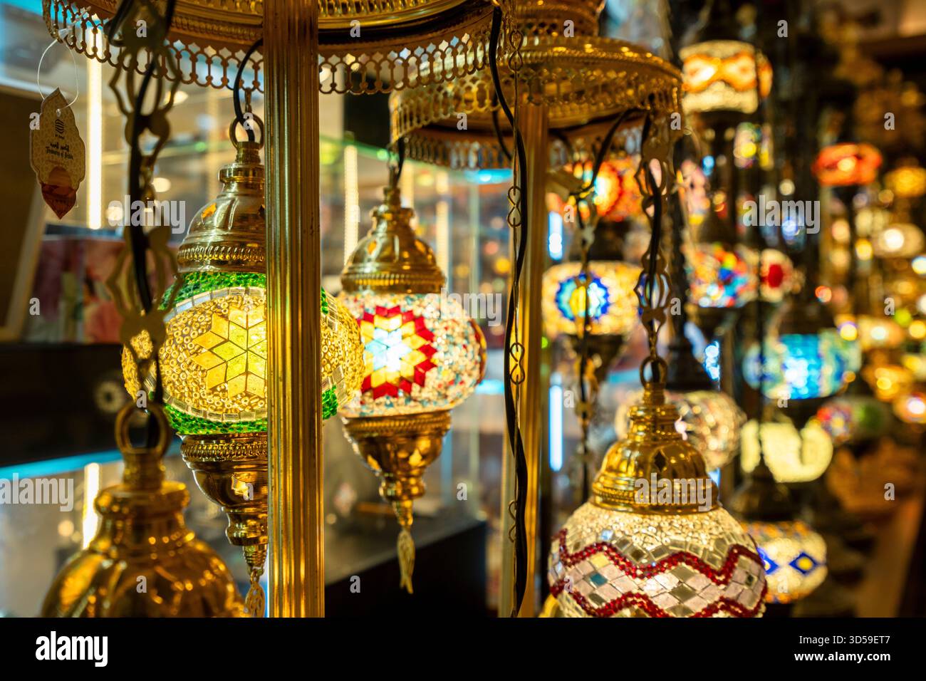 Lampade arabe colorate che si illuminano ad Abu Dhabi, Emirati Arabi Uniti. Lanterne ornate in metallo e vetro che mostrano l'artigianato mediorientale e gli Emirati Foto Stock