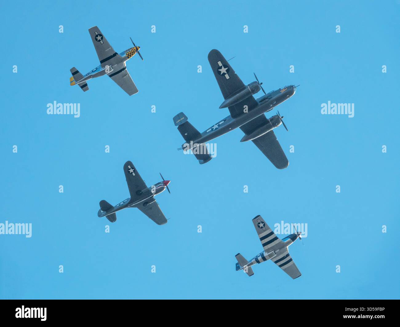 MONROE, NC (USA) - 9 novembre 2025: Gli aerei americani della seconda guerra mondiale volano in formazione durante il Warbirds Over Monroe Air Show. Sono inclusi un bombardiere B-25; P Foto Stock