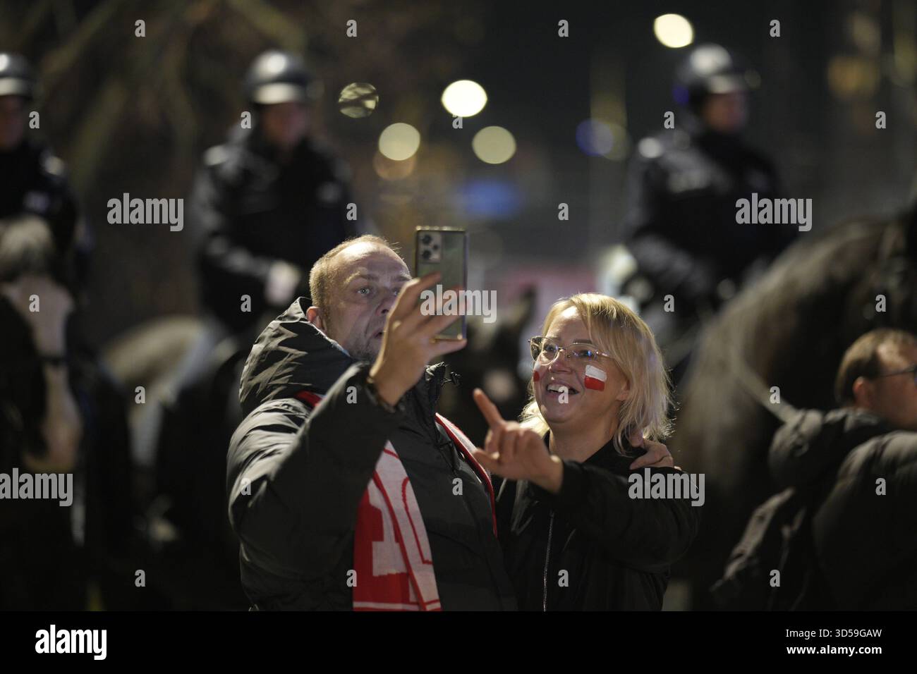 Varsavia, Polonia. 14 novembre 2025. I tifosi polacchi e olandesi sono stati visti allo stadio nazionale PGE di Varsavia, Polonia, il 14 novembre 2025, in vista della partita di qualificazione alla Coppa del mondo FIFA. (Foto di Jaap Arriens/Sipa USA) credito: SIPA USA/Alamy Live News Foto Stock