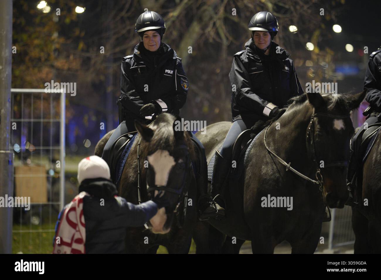 Varsavia, Polonia. 14 novembre 2025. I tifosi polacchi e olandesi sono stati visti allo stadio nazionale PGE di Varsavia, Polonia, il 14 novembre 2025, in vista della partita di qualificazione alla Coppa del mondo FIFA. (Foto di Jaap Arriens/Sipa USA) credito: SIPA USA/Alamy Live News Foto Stock