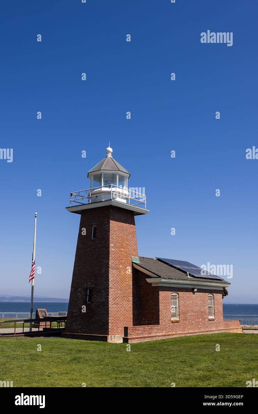 Mark Abbott Memorial Lighthouse si affaccia sull'Oceano Pacifico a Lighthouse Point a Santa Cruz, California. Foto Stock