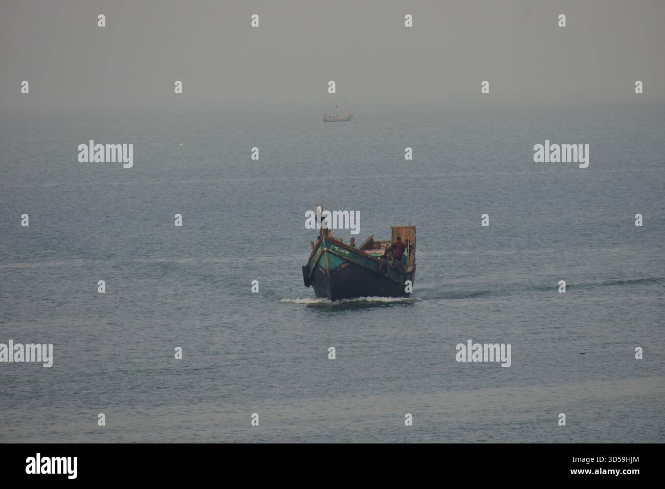 Barca da pesca nella baia del Bengala - Un simbolo senza tempo della vita costiera Foto Stock