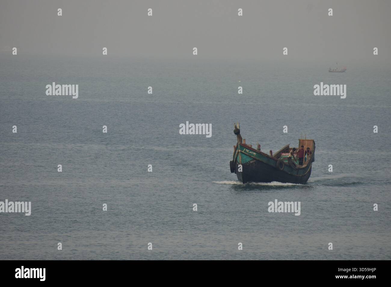 Barca da pesca nella baia del Bengala - Un simbolo senza tempo della vita costiera Foto Stock