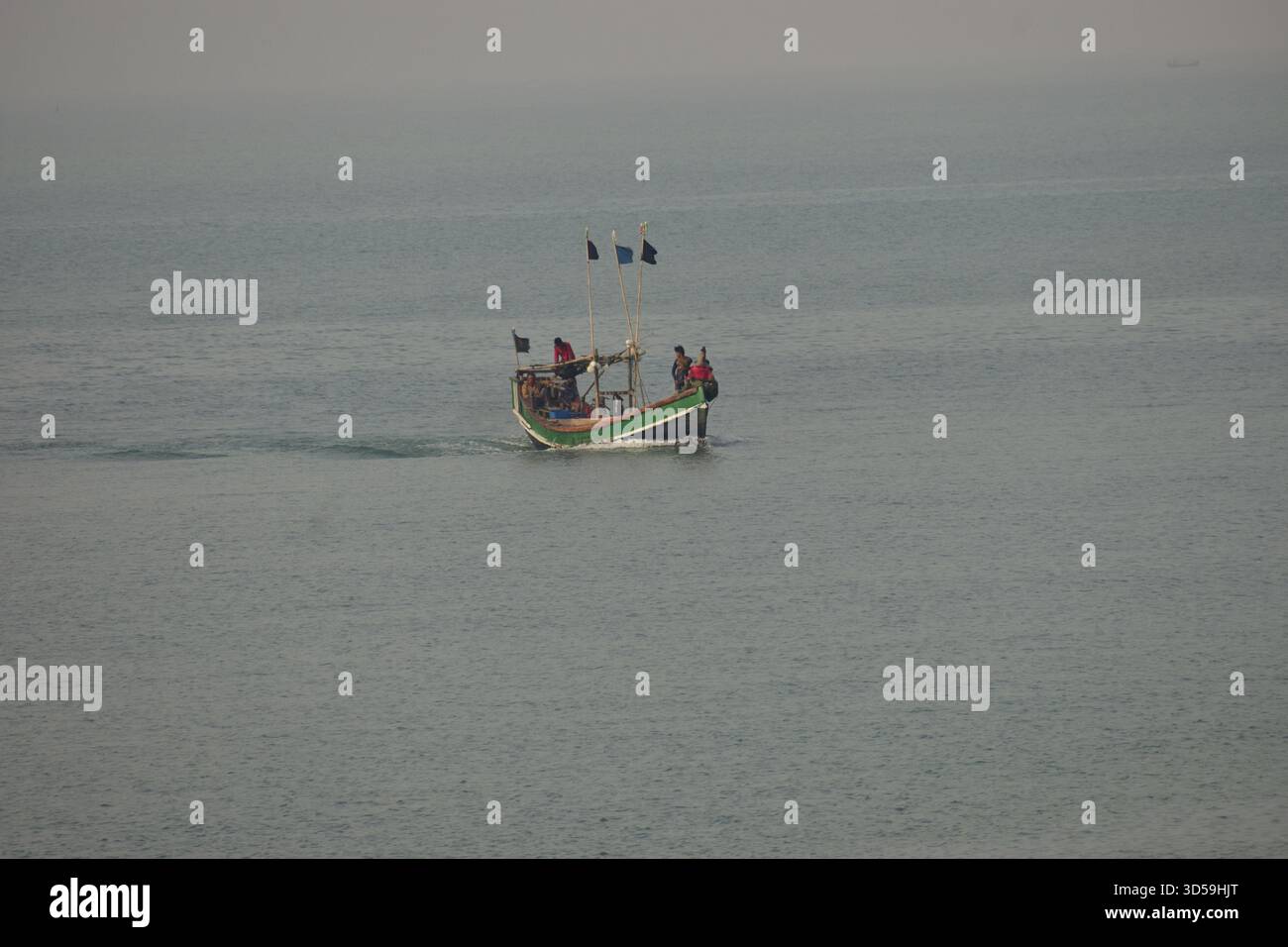 Barca da pesca nella baia del Bengala - Un simbolo senza tempo della vita costiera Foto Stock
