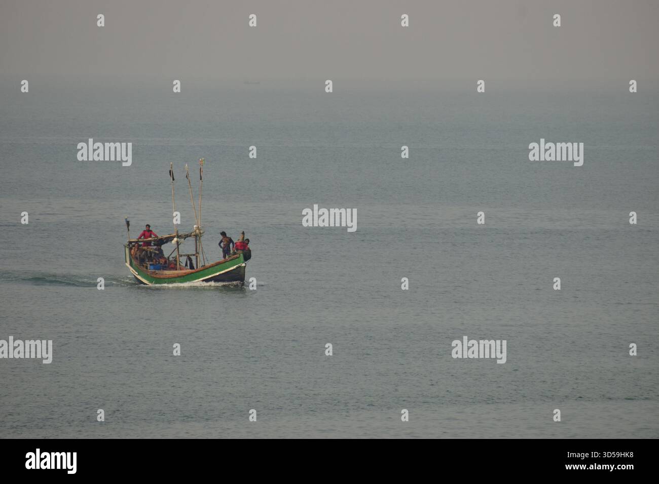Barca da pesca nella baia del Bengala - Un simbolo senza tempo della vita costiera Foto Stock