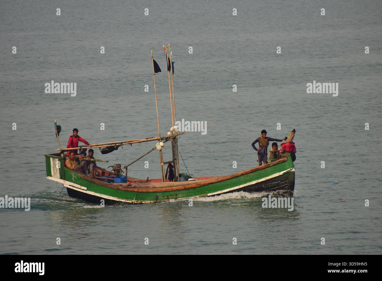 Barca da pesca nella baia del Bengala - Un simbolo senza tempo della vita costiera Foto Stock