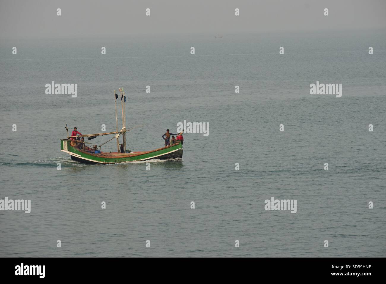 Barca da pesca nella baia del Bengala - Un simbolo senza tempo della vita costiera Foto Stock