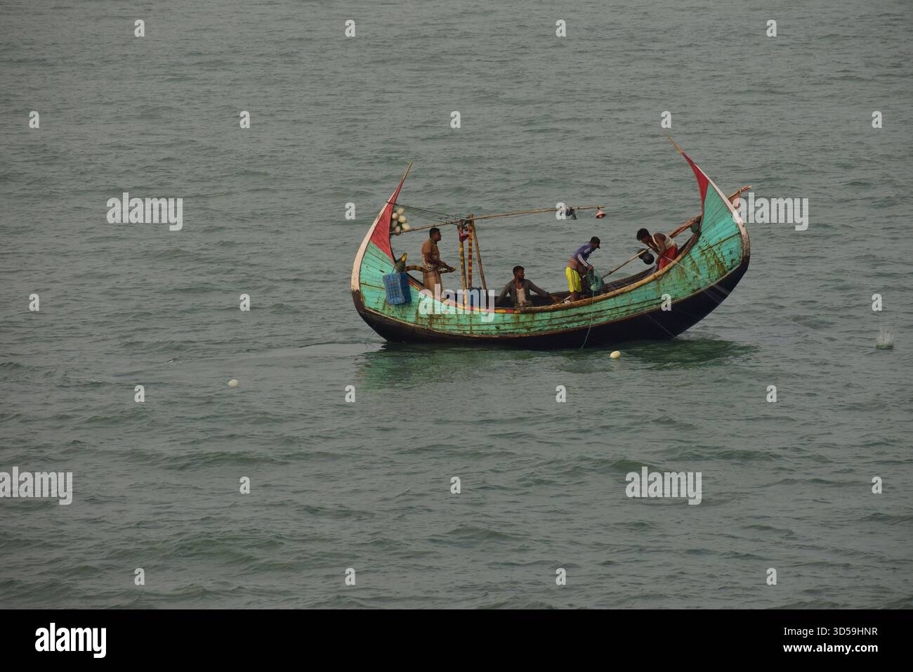 Barca da pesca a forma di luna nella baia del Bengala - Un simbolo senza tempo della vita costiera Foto Stock