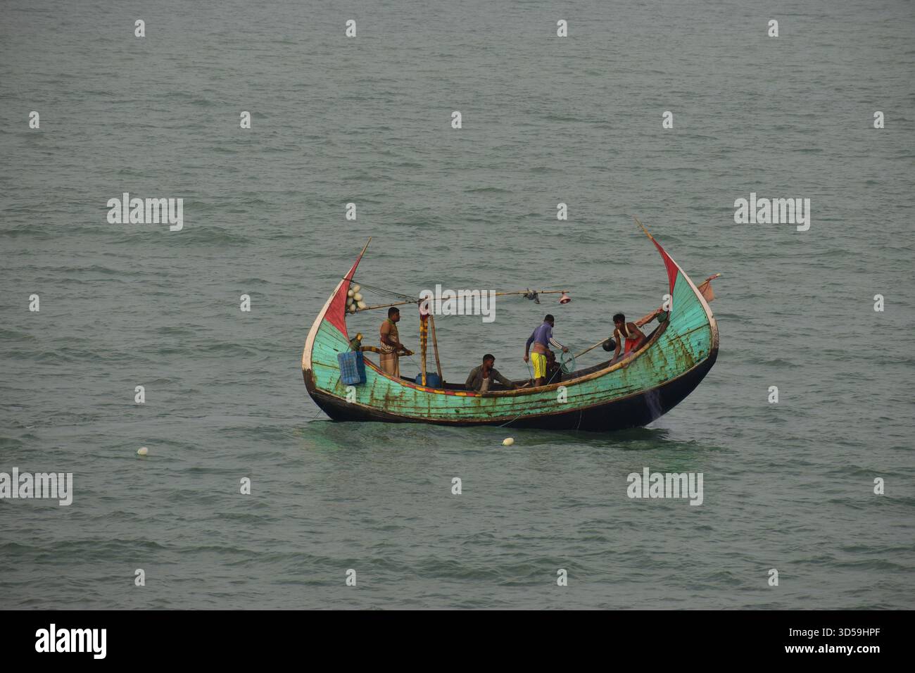 Barca da pesca a forma di luna nella baia del Bengala - Un simbolo senza tempo della vita costiera Foto Stock