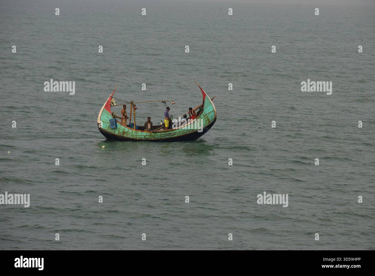 Barca da pesca a forma di luna nella baia del Bengala - Un simbolo senza tempo della vita costiera Foto Stock