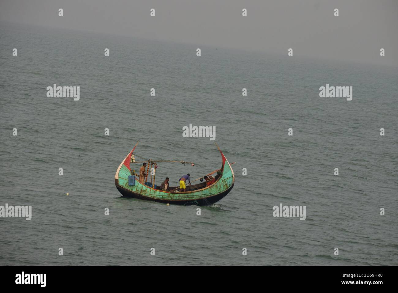 Barca da pesca a forma di luna nella baia del Bengala - Un simbolo senza tempo della vita costiera Foto Stock