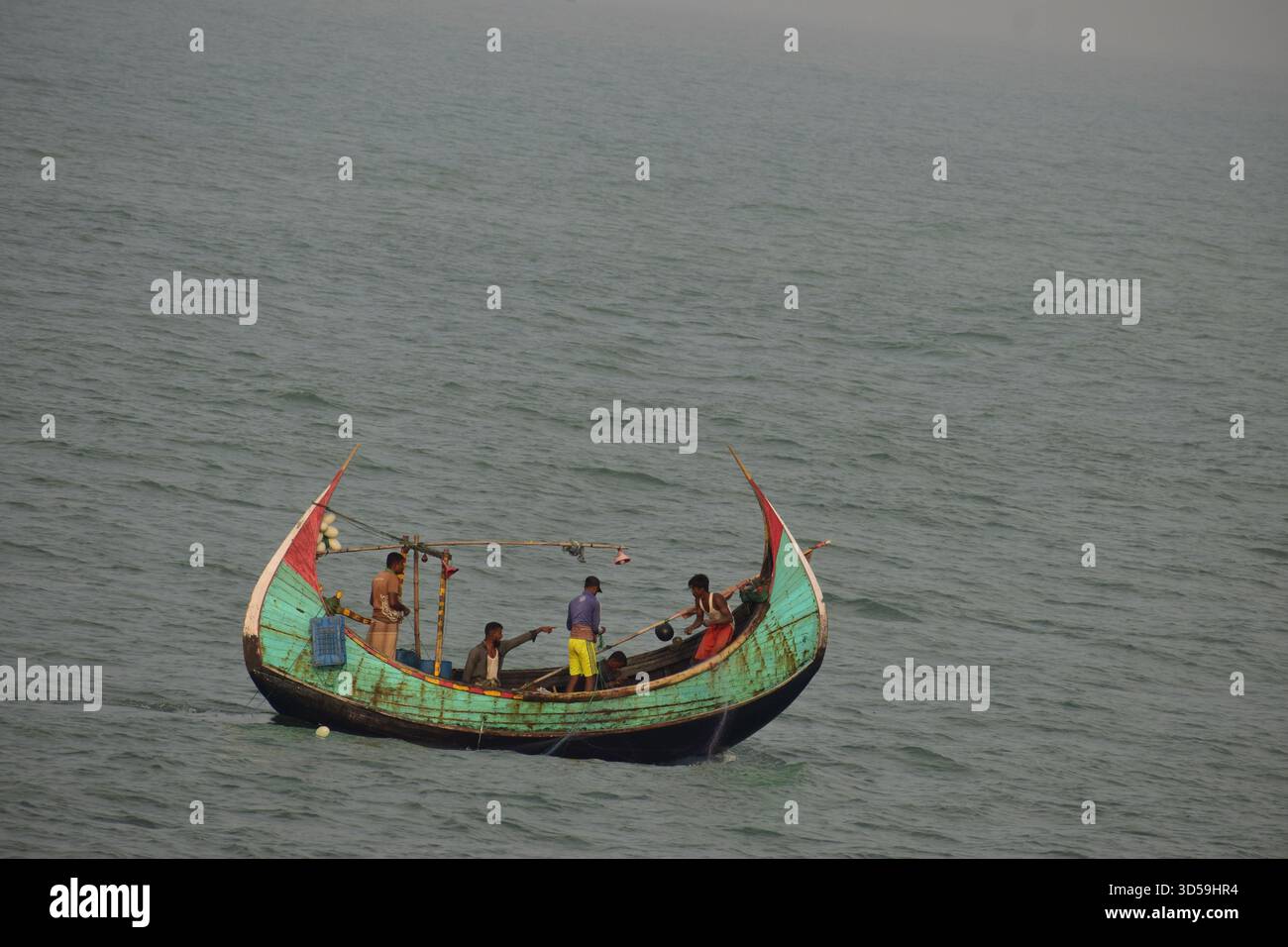 Barca da pesca a forma di luna nella baia del Bengala - Un simbolo senza tempo della vita costiera Foto Stock