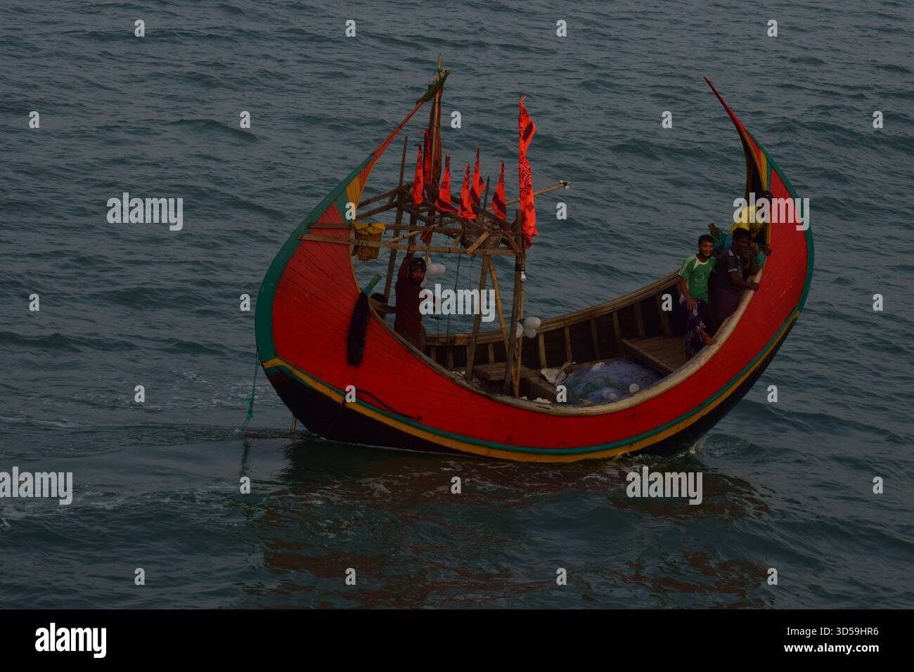 Barca da pesca a forma di luna nella baia del Bengala - Un simbolo senza tempo della vita costiera Foto Stock