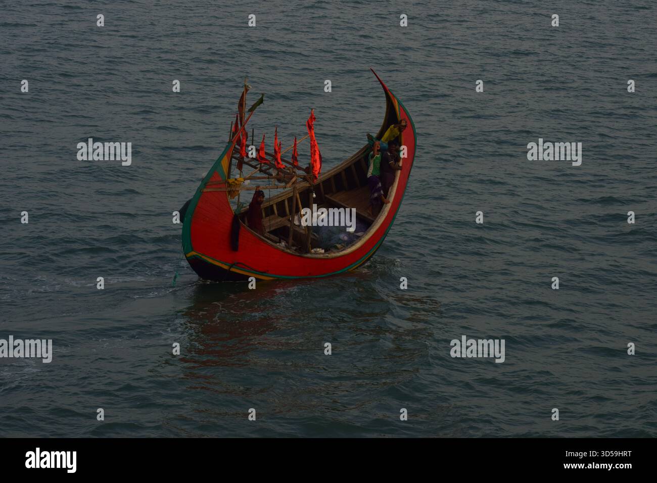 Barca da pesca a forma di luna nella baia del Bengala - Un simbolo senza tempo della vita costiera Foto Stock