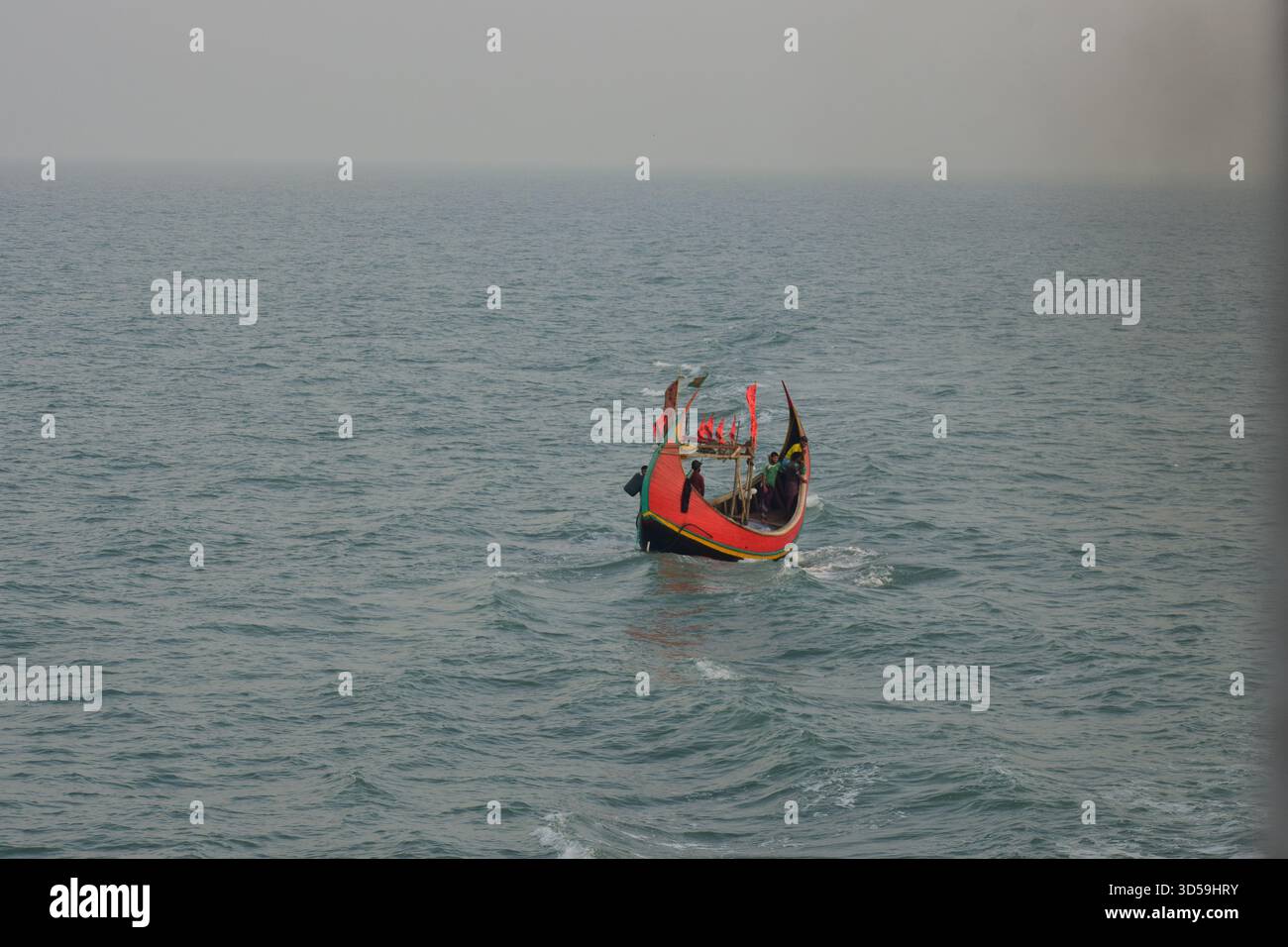 Barca da pesca a forma di luna nella baia del Bengala - Un simbolo senza tempo della vita costiera Foto Stock