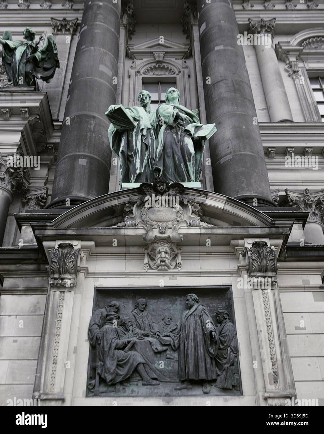 Germania. Cattedrale di Berlino (Berliner Dom). Temple inaugurato nel 1905. Fu costruito per ordine dell'imperatore Guglielmo II (1859-1941) tra il 1894 e il 1905, sotto la direzione dell'architetto tedesco Julius Carl Raschdorff (1823-1914). Conosciuta anche come la parrocchia evangelica Suprema e Chiesa Collegiata, è una monumentale chiesa protestante tedesca e tomba dinastica (Casa di Hohenzollern). Statue raffiguranti San Luca (a sinistra) e San Giovanni (a destra) sulla facciata principale. Scolpito in rame dagli scultori tedeschi Gerhard Janensch (1860-1933) e Johannes Götz (1865-1934). In basso, rilievo raffigurante Martin Lutero ( Foto Stock