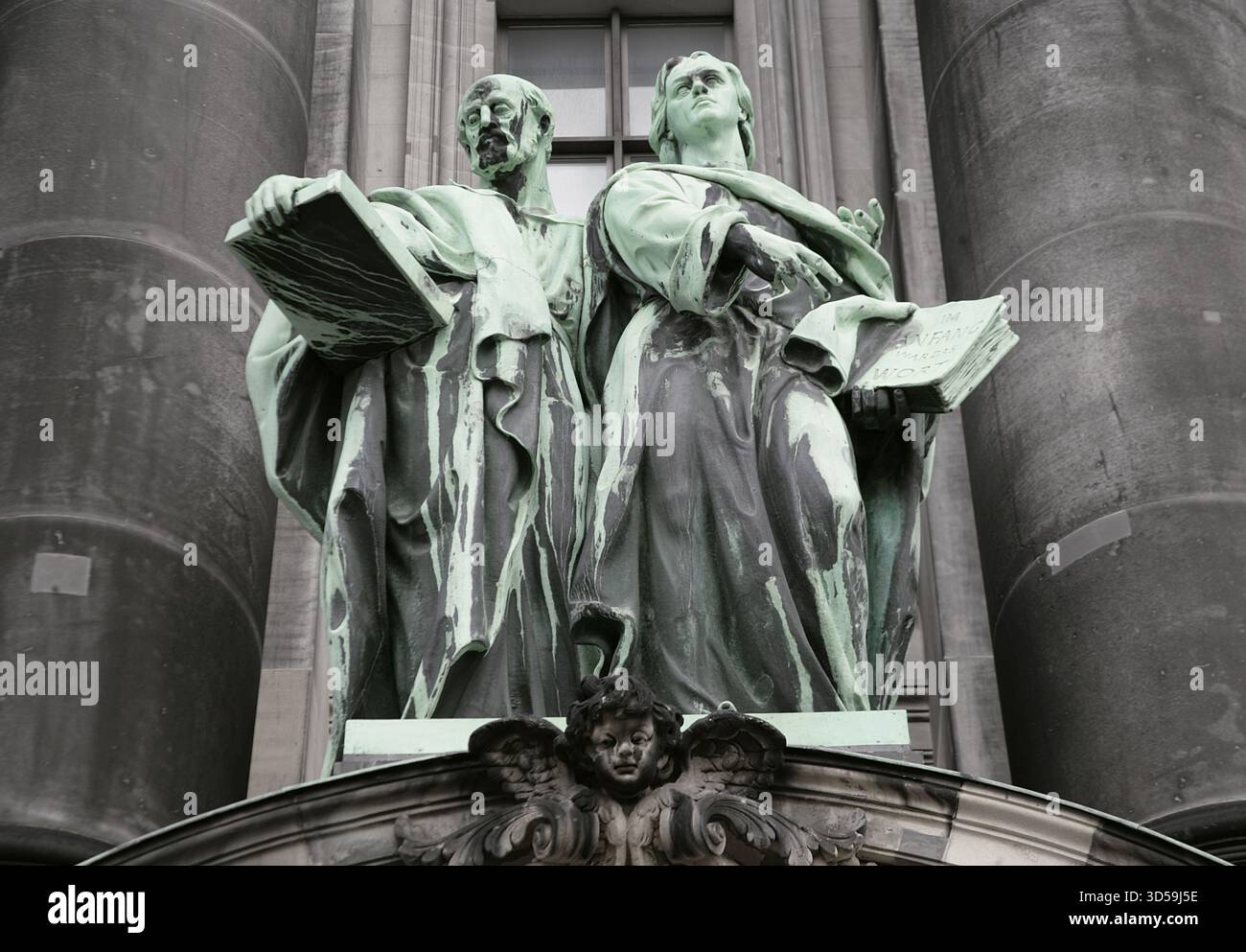 Germania. Cattedrale di Berlino (Berliner Dom). Temple inaugurato nel 1905. Fu costruito per ordine dell'imperatore Guglielmo II (1859-1941) tra il 1894 e il 1905, sotto la direzione dell'architetto tedesco Julius Carl Raschdorff (1823-1914). Conosciuta anche come la parrocchia evangelica Suprema e Chiesa Collegiata, è una monumentale chiesa protestante tedesca e tomba dinastica (Casa di Hohenzollern). Statue raffiguranti San Luca (a sinistra) e San Giovanni (a destra) sulla facciata principale. Scolpito in rame dagli scultori tedeschi Gerhard Janensch (1860-1933) e Johannes Götz (1865-1934). Foto Stock