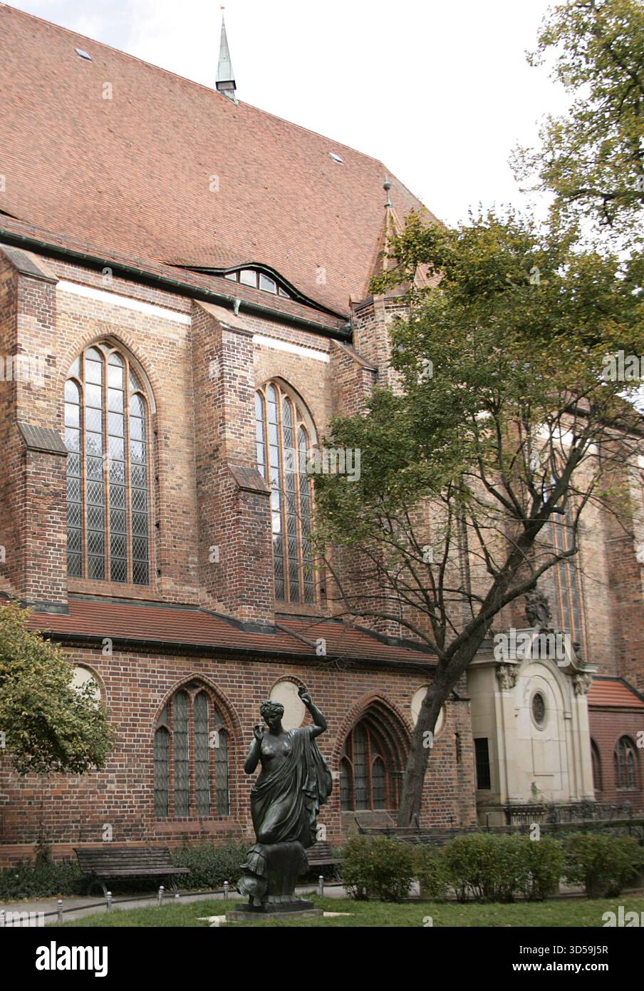 Berlino, Germania. Chiesa di San Nicola (Nikolaikirche). Costruita intorno al 1230, è la chiesa più antica della città. Originariamente una chiesa cattolica romana, divenne luterana dopo la riforma protestante nell'elettorato di Brandeburgo nel 1539. Nel giorno della riforma nel 1938 (31 ottobre), la chiesa ha servito la sua congregazione per l'ultima volta. Il tempio fu affidato al governo per essere utilizzato come sala da concerto e museo ecclesiastico. Durante la seconda guerra mondiale, il suo tetto e le cime delle sue torri furono distrutte a seguito dei bombardamenti alleati nel 1945. Nel 1949, tutte le volte e i pilastri settentrionali si scontrano Foto Stock