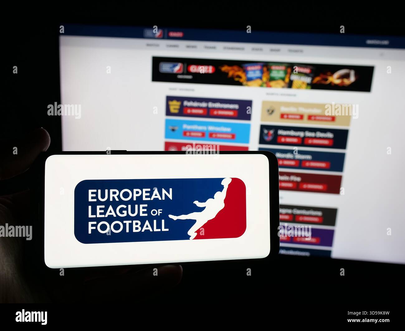Stoccarda, Germania - 11-05-2025: Persona in possesso di smartphone con logo dell'organizzazione European League of Football ELF sullo schermo davanti al sito web. Foto Stock
