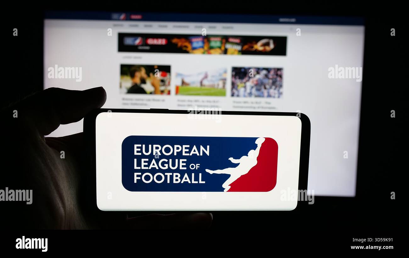 Stoccarda, Germania - 11-05-2025: Persona che tiene il cellulare con il logo dell'organizzazione European League of Football ELF sullo schermo davanti alla pagina web. Foto Stock
