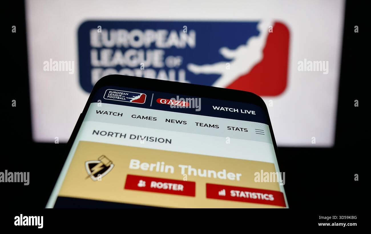 Stoccarda, Germania - 11-05-2025: Telefono cellulare con sito web dell'organizzazione European League of Football ELF sullo schermo davanti al logo. Foto Stock